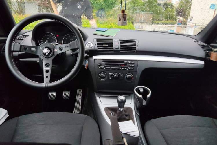 Used BMW 1 Series 2008 120i manual transmission Center Console