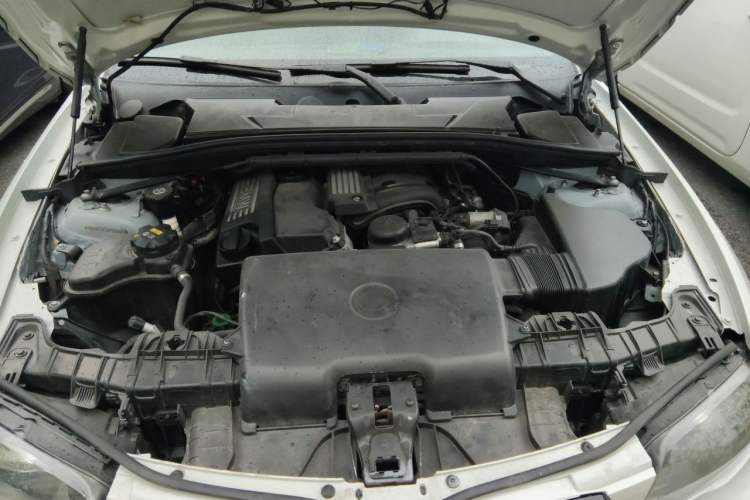 Used BMW 1 Series 2008 120i manual transmission Engine Bay