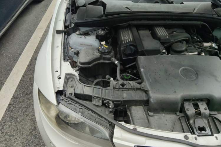 Used BMW 1 Series 2008 120i manual transmission Engine Bay Right