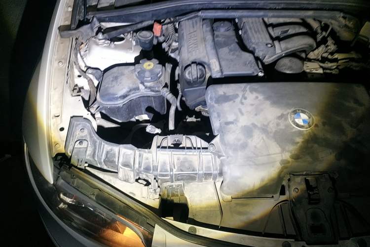 Used BMW 1 Series 2008 120i automatic transmission Engine Bay Right