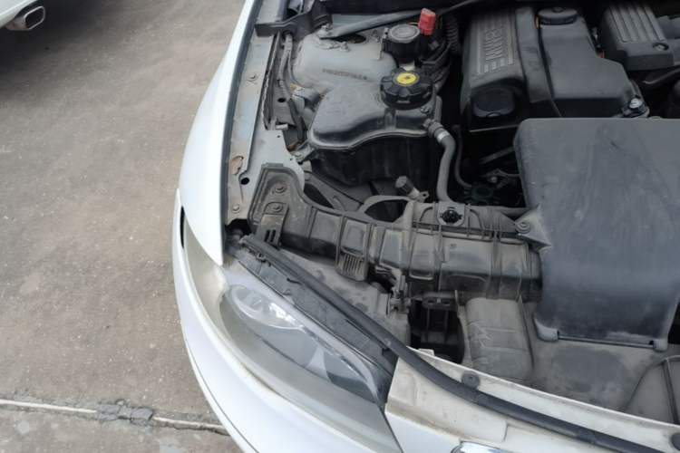 Used BMW 1 Series 2008 120i automatic transmission Engine Bay Right