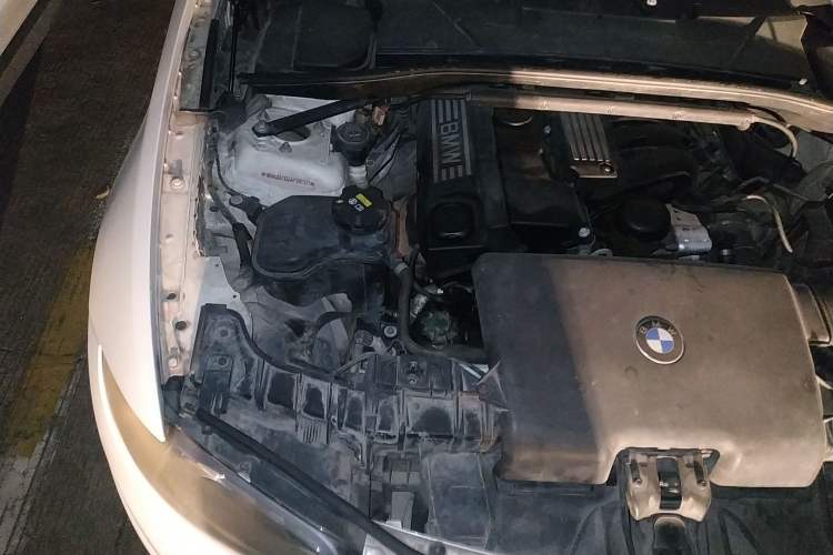 Used BMW 1 Series 2008 120i automatic transmission Engine Bay Right