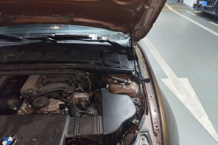 Used BMW 1 Series 2010 120i Chocolate Limited Edition Engine Bay Left
