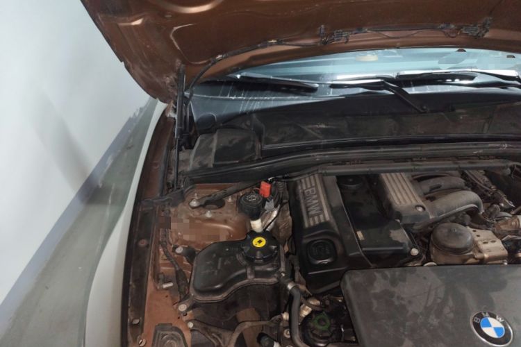 Used BMW 1 Series 2010 120i Chocolate Limited Edition Engine Bay Right