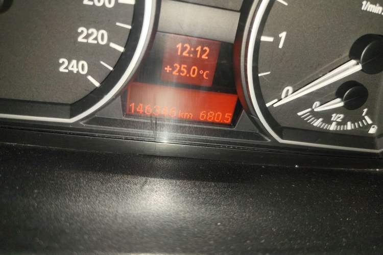 Used BMW 1 Series 2010 120i Chocolate Limited Edition Odometer Close Up