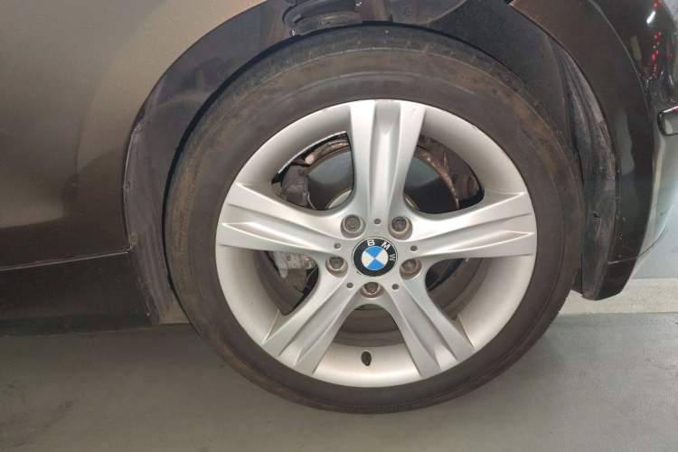 Used BMW 1 Series 2010 120i Chocolate Limited Edition Right Front Wheel Hub