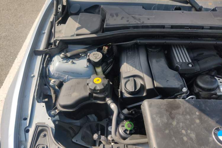 Used BMW 1 Series 2011 120i two-door coupe Engine Bay Right