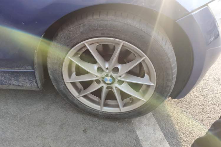 Used BMW 1 Series 2011 120i two-door coupe Right Front Wheel Hub