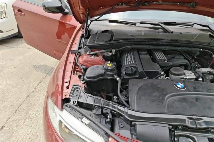 Used BMW 1 Series 2011 120i two-door coupe Engine Bay Right