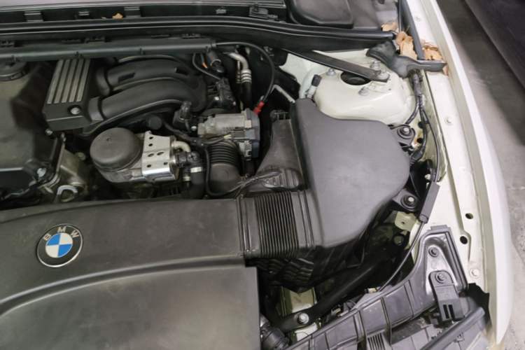 Used BMW 1 Series 2011 120i Convertible Coupe Engine Bay Left
