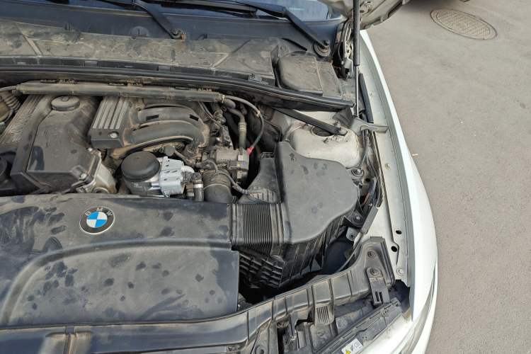 Used BMW 1 Series 2011 120i two-door coupe Engine Bay Left