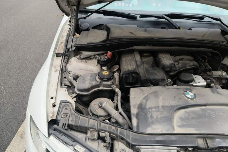 Used BMW 1 Series 2011 120i Convertible Coupe Engine Bay Right
