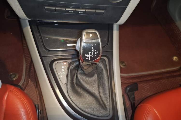 Used BMW 1 Series 2011 120i Convertible Coupe Gear Lever
