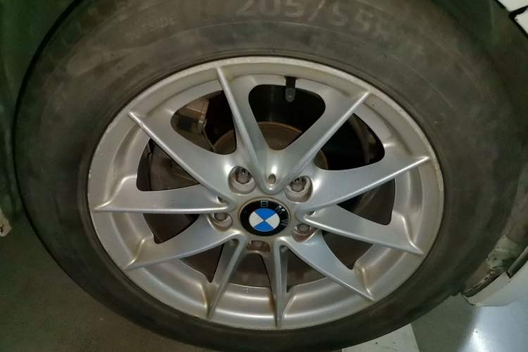 Used BMW 1 Series 2011 120i two-door coupe Right Front Wheel Hub