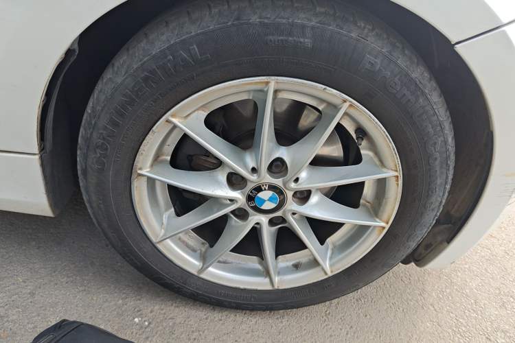 Used BMW 1 Series 2011 120i two-door coupe Right Front Wheel Hub