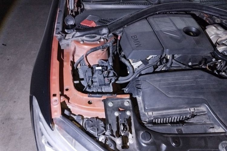 Used BMW 1 Series 2012 118i Sport Edition Engine Bay Right
