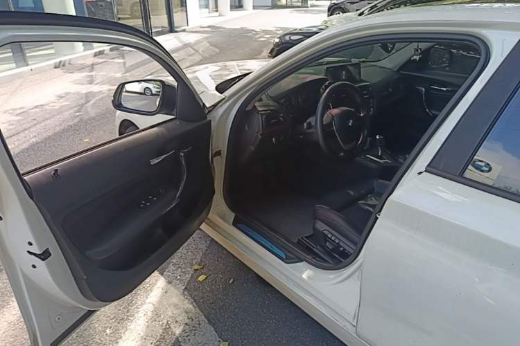 Used BMW 1 Series 2012 118i Sport Edition Driver Seat