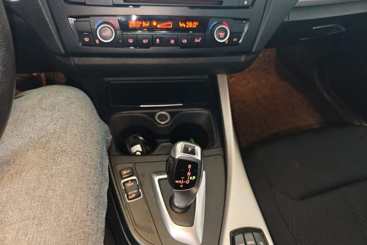 Used BMW 1 Series 2013 Facelifted 118i Leading Edition Gear Lever