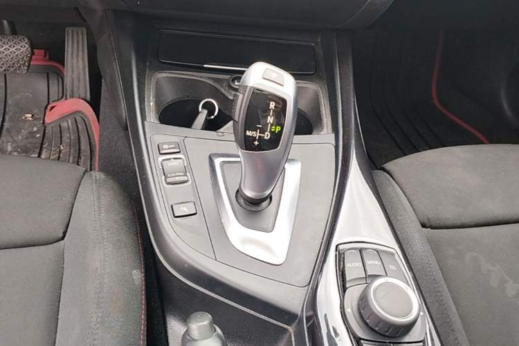 Used BMW 1 Series 2013 Revised 118i Sport Edition Gear Lever