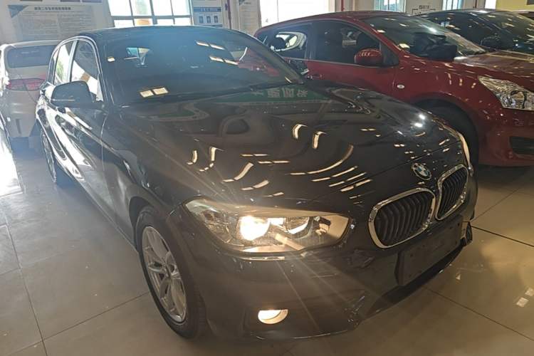 Used BMW 1 Series 2015 118i Leading Model Front Right 45 Deg