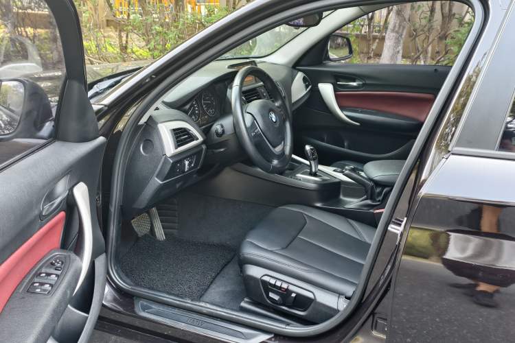 Used BMW 1 Series 2015 120i Leading Model Interior 1