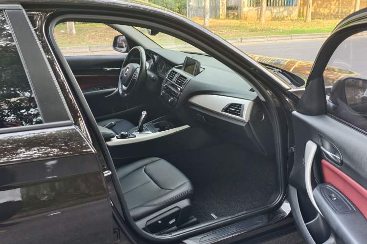 Used BMW 1 Series 2015 120i Leading Model Interior 4