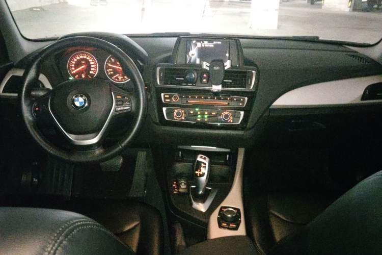 Used BMW 1 Series 2015 118i Leading Model Center Console