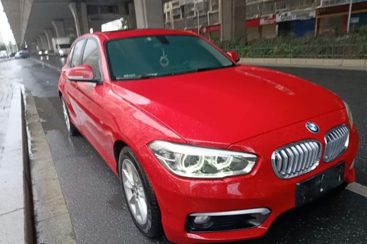 Used BMW 1 Series 2015 118i Urban Design Package Front Right 45 Deg