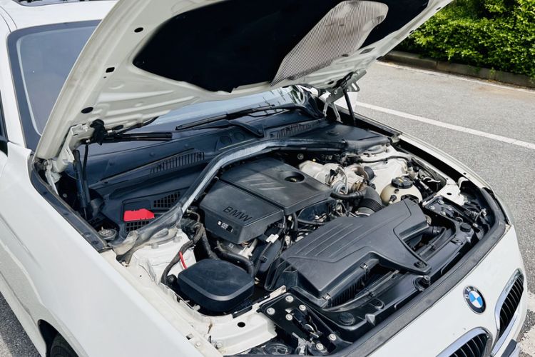 Used BMW 1 Series 2015 118i Leading Model Engine Bay