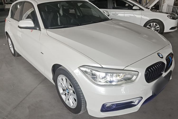 Used BMW 1 Series 2015 118i Urban Design Package Front Right 45 Deg