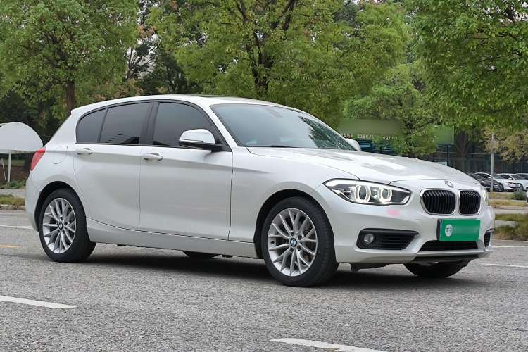 Used BMW 1 Series 2015 120i Leading Model Front Right 45 Deg