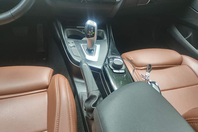 Used BMW 1 Series 2015 120i Sport Design Package Gear Lever