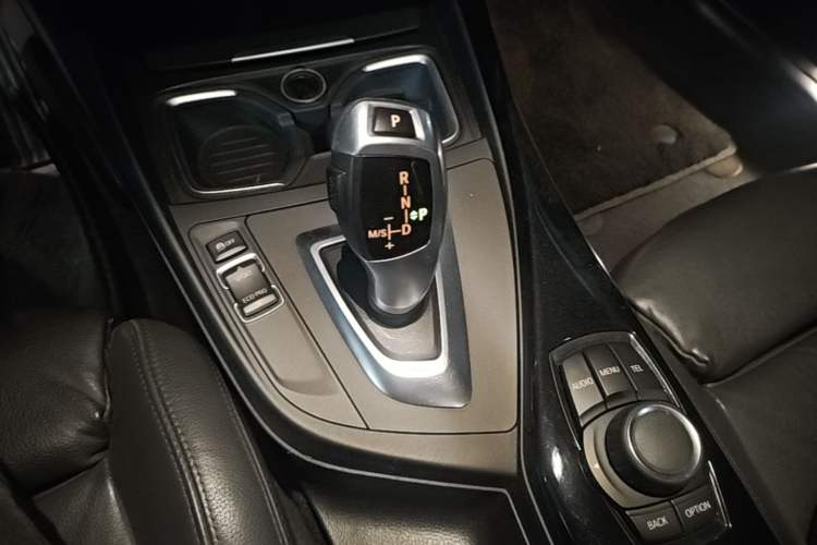 Used BMW 1 Series 2015 120i Sport Design Package Gear Lever