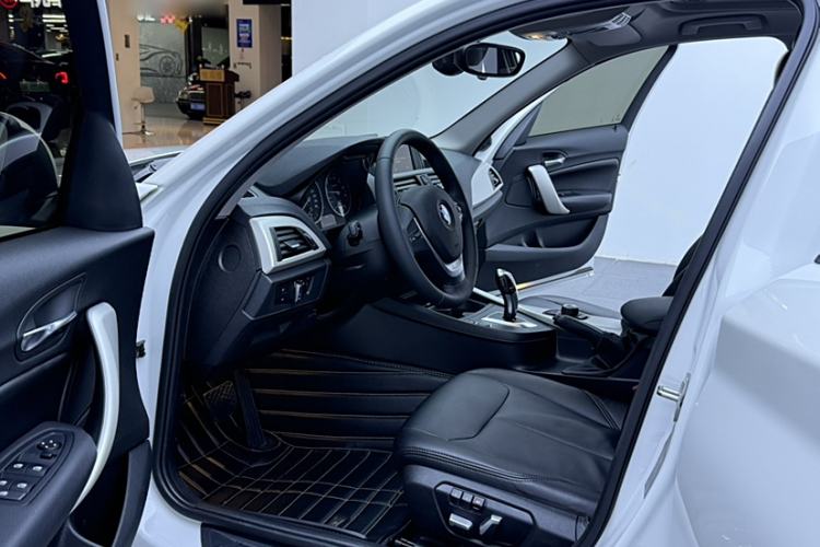 Used BMW 1 Series 2015 120i Leading Model Interior 7