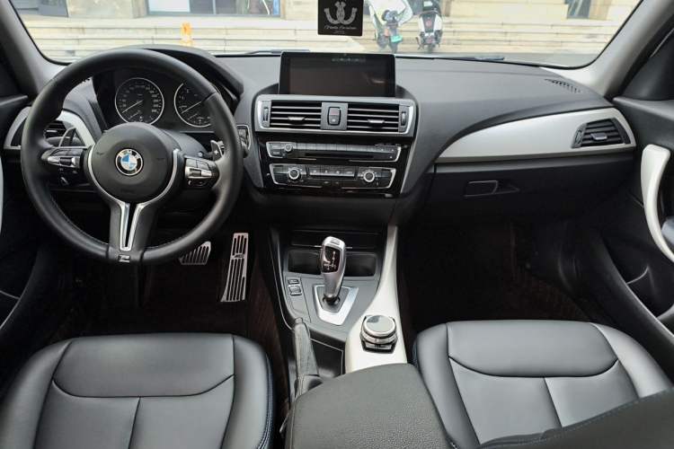 Used BMW 1 Series 2016 118i Leading Model Center Console