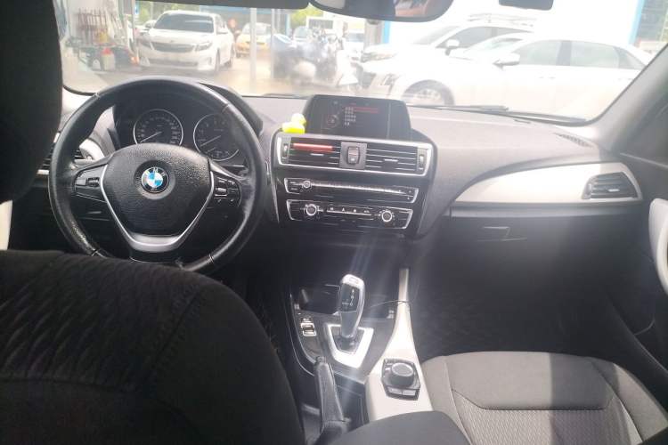 Used BMW 1 Series 2016 118i Leading Model Center Console