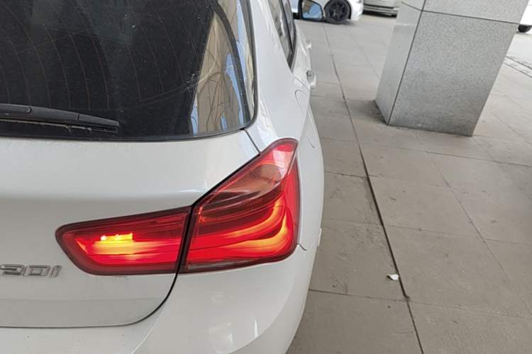 Used BMW 1 Series 2016 120i Leading Model Exterior 3