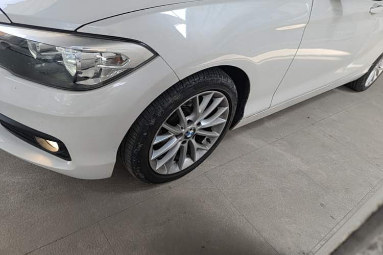 Used BMW 1 Series 2016 120i Leading Model Exterior 4