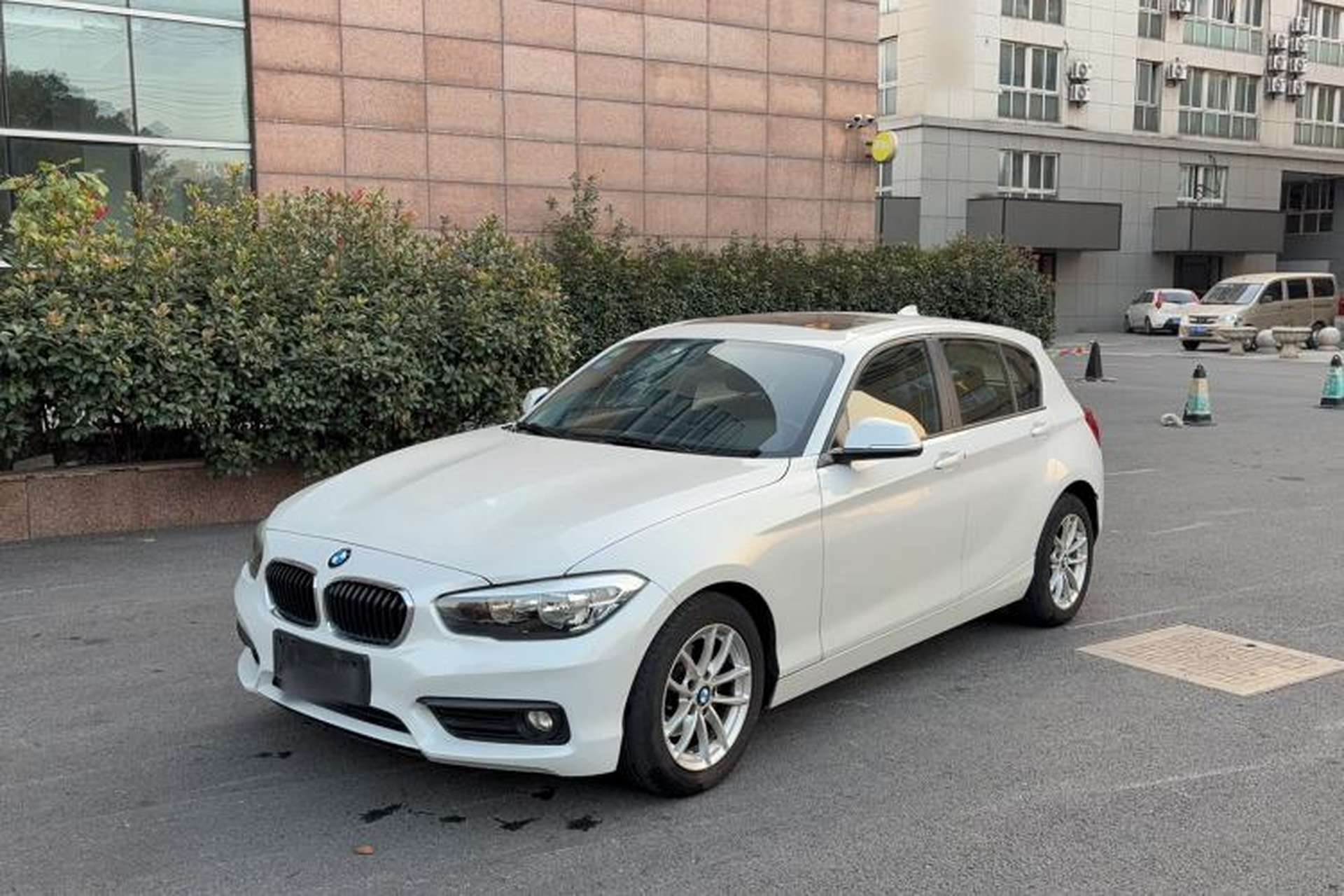 Used BMW 1 Series 2016 118i Leading Model Front Left 45 Deg