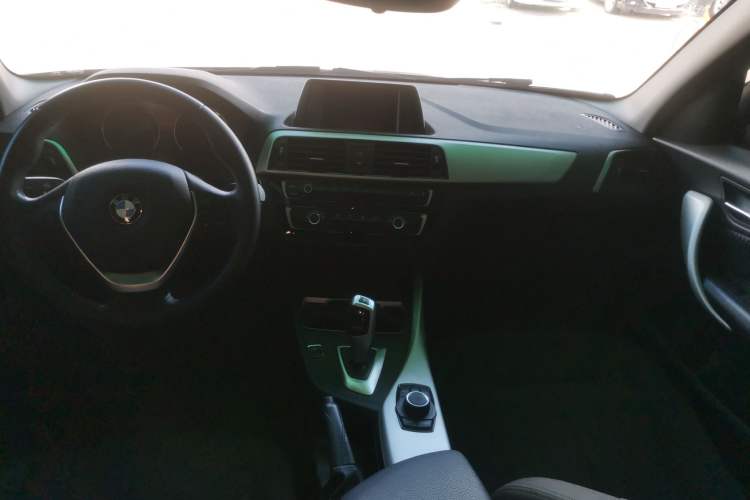 Used BMW 1 Series 2018 118i Leading Model Center Console