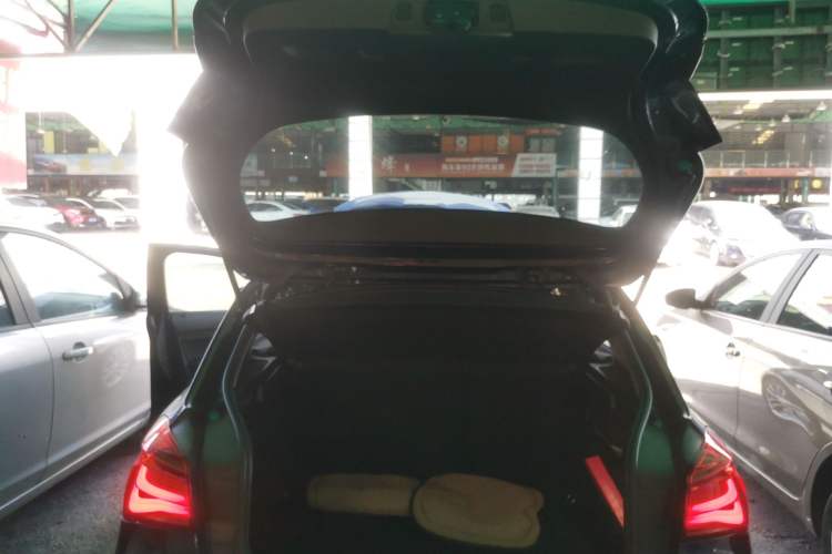 Used BMW 1 Series 2018 118i Leading Model Trunk