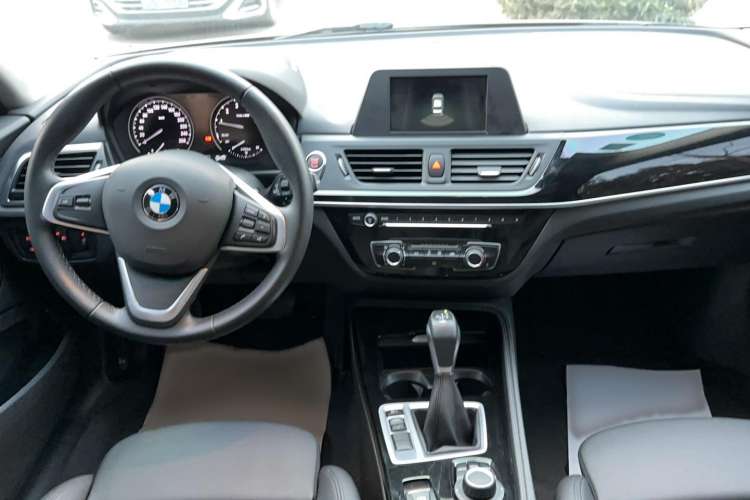 Used BMW 1 Series 2018 118i Sport Edition Center Console