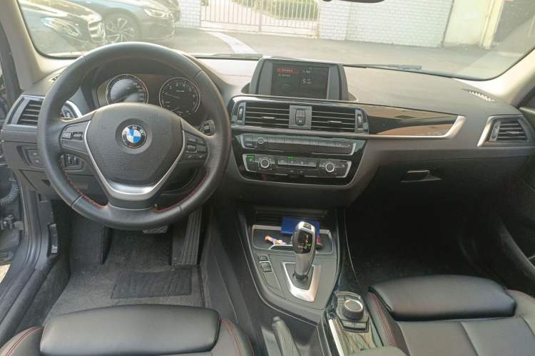 Used BMW 1 Series 2018 118i Sport Design Package Center Console