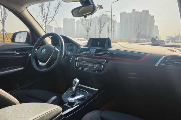 Used BMW 1 Series 2018 118i Sport Design Package Interior 9