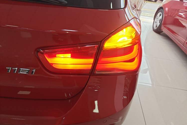 Used BMW 1 Series 2018 118i Sport Design Package Exterior 3