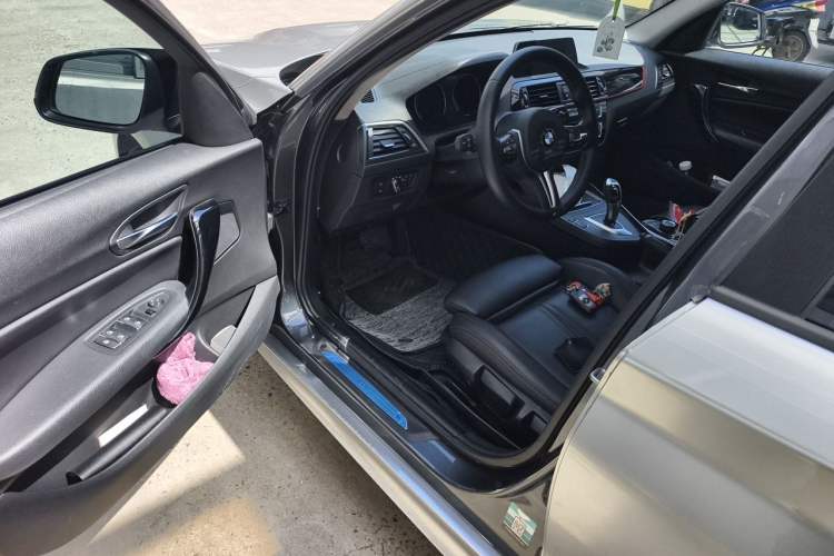 Used BMW 1 Series 2018 118i Sport Design Package Driver Seat