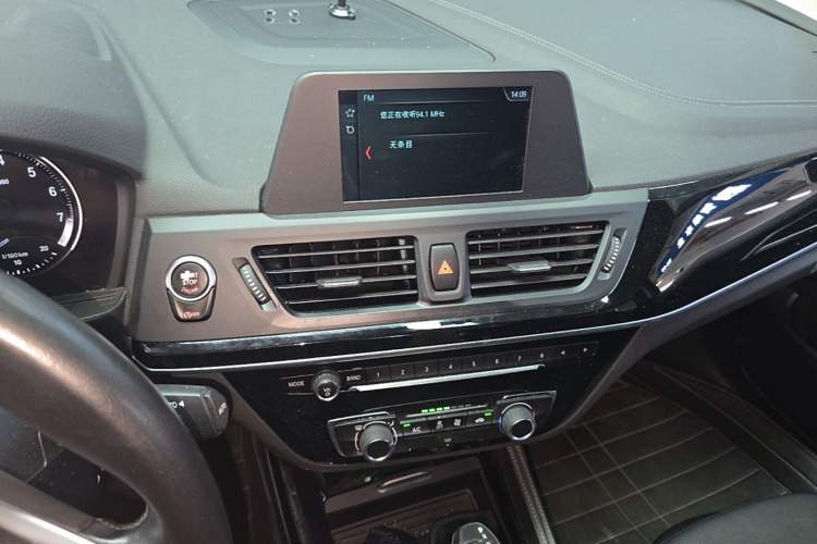 Used BMW 1 Series 2018 118i Sport Edition Audio And AC Panel