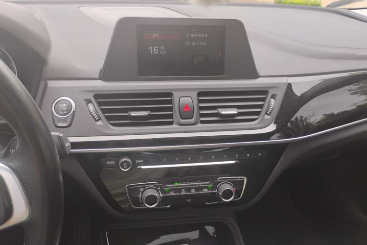 Used BMW 1 Series 2018 118i Sport Edition Audio And AC Panel