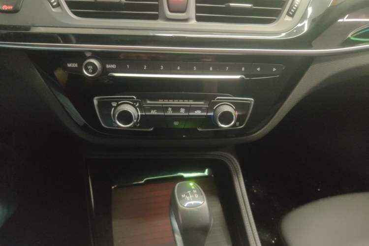 Used BMW 1 Series 2018 118i Sport Edition Audio And AC Panel