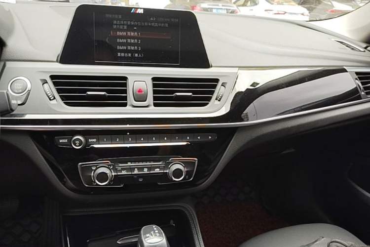 Used BMW 1 Series 2018 118i Sport Edition Center Console
